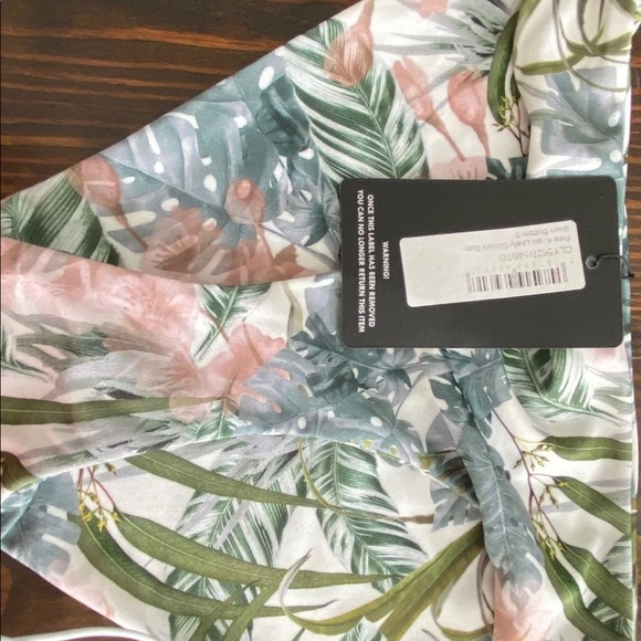 Pretty little thing Hawaiian bikini set and skirt - Picture 7 of 11